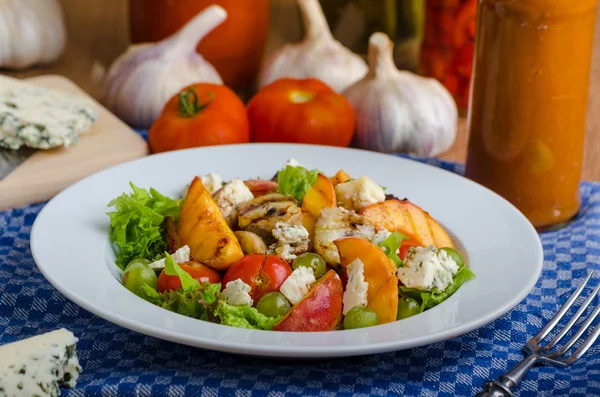 Mavi peynir ve salata ile ızgara meyve