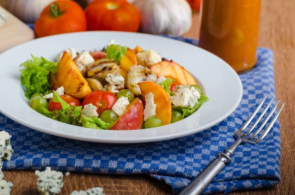 Gegrilde groenten met blauwe kaas en salade — Stockfoto