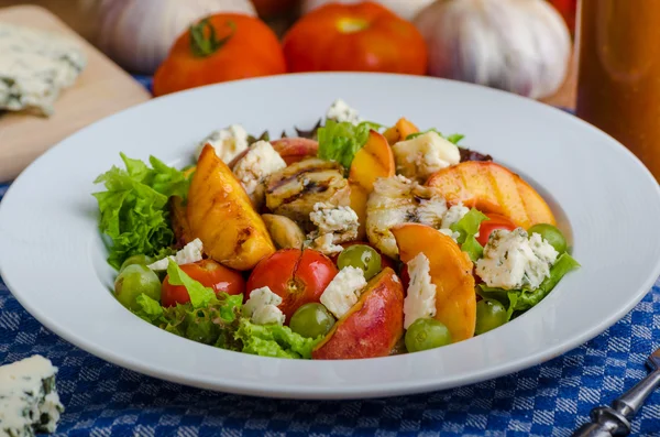 Gegrilltes Obst mit Blauschimmelkäse und Salat — Stockfoto