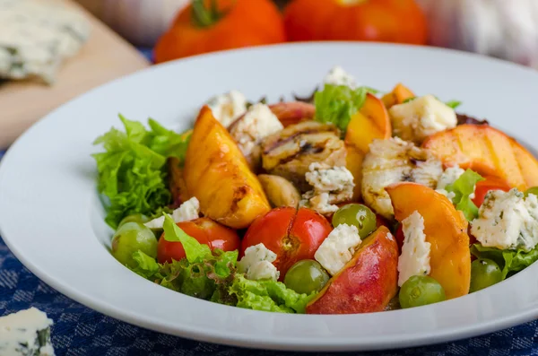 Gegrilde groenten met blauwe kaas en salade — Stockfoto