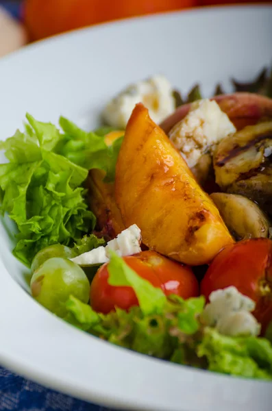 Fruta grelhada com queijo azul e salada — Fotografia de Stock