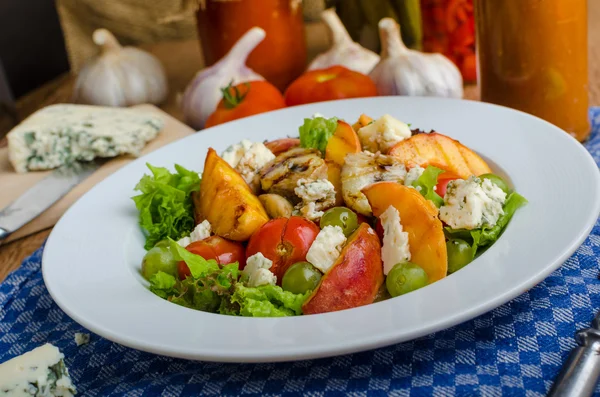 Gegrilde groenten met blauwe kaas en salade — Stockfoto