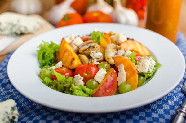 Mavi peynir ve salata ile ızgara meyve