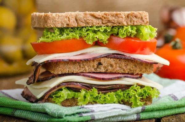 Копченим м'ясом бутерброд — стокове фото