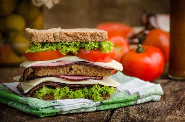Копченим м'ясом бутерброд — стокове фото