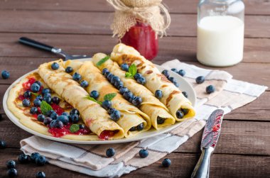 Reçel ve yaban mersini ile Pancakes