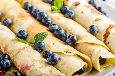 Reçel ve yaban mersini ile Pancakes