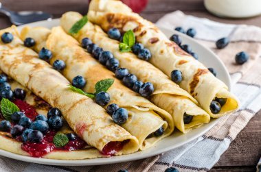 Reçel ve yaban mersini ile Pancakes