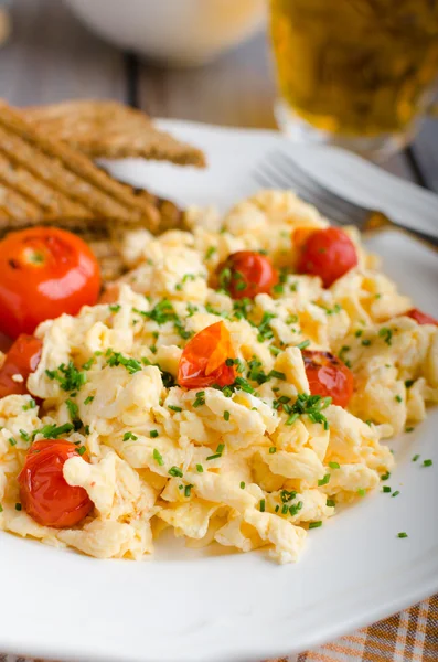 Roerei met gebakken tomaten en bieslook, panini roerei met gebakken tomaten — Stockfoto