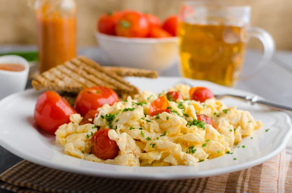 Míchaná vejce s pečenými rajčaty a pažitku, panini míchaná vejce s pečenými rajčaty — Stock fotografie