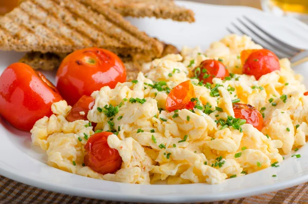 Scrambled eggs with baked tomatoes and chives, panini Scrambled eggs with baked tomatoes — Stock Photo, Image