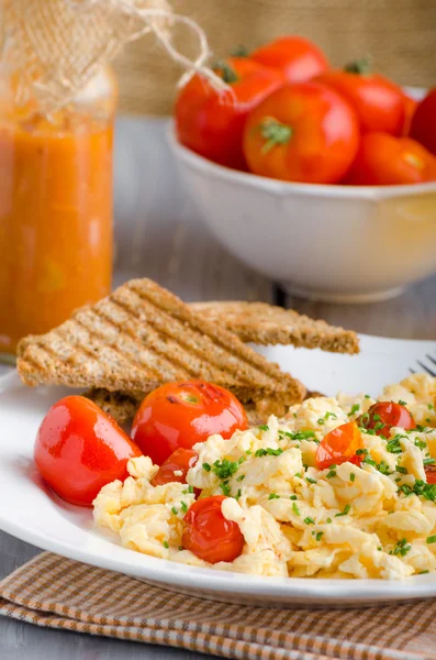 Scrambled eggs with baked tomatoes and chives, panini Scrambled eggs with baked tomatoes — Stock Photo, Image