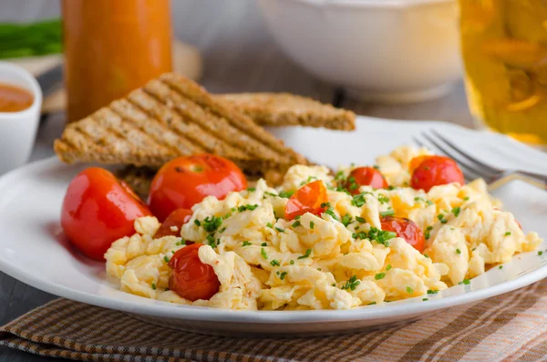 Scrambled eggs with baked tomatoes and chives, panini Scrambled eggs with baked tomatoes — Stock Photo, Image