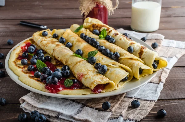 Crêpes à la confiture et aux bleuets — Photo