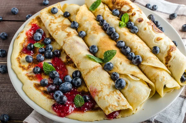 Reçel ve yaban mersini ile Pancakes