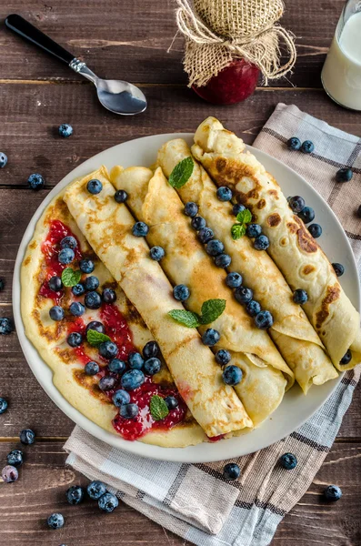 Reçel ve yaban mersini ile Pancakes