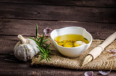 Tecrübeli zeytinyağı, sarımsak ve biberiye