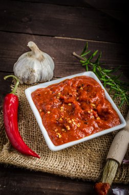 Çok baharatlı domates soslu ızgara için