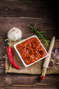 Çok baharatlı domates soslu ızgara için