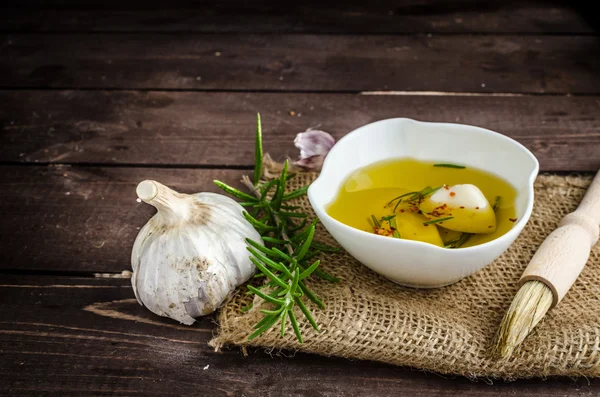 Seasoned olive oil, garlic and rosemary — Stock Photo, Image