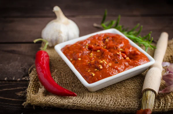 Salsa di pomodoro molto piccante per griglia — Foto Stock