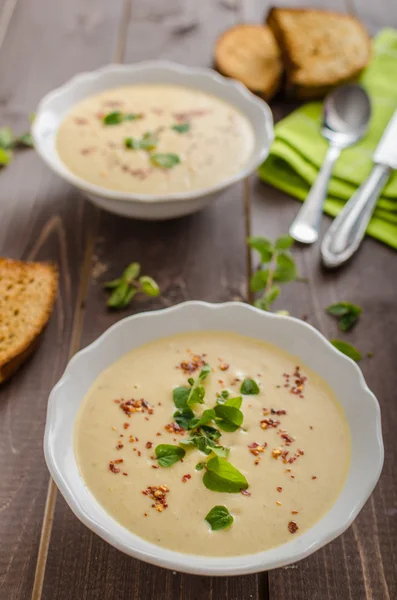 Cremige Zucchini-Suppe mit Chili und Oregano — Stockfoto