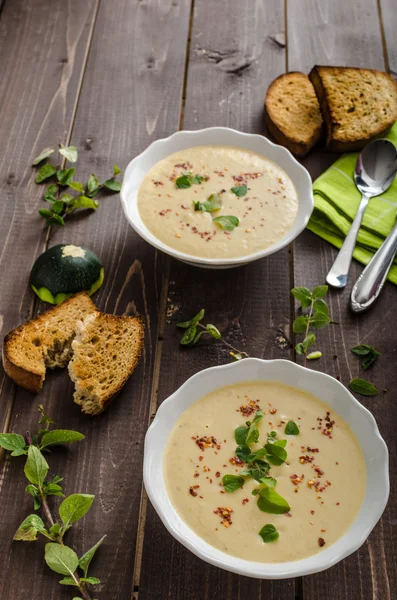 Cremige Zucchini-Suppe mit Chili und Oregano — Stockfoto