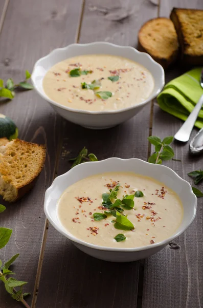 Creamy zucchini soup with chilli and oregano — Stock Photo, Image