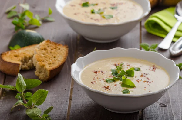 Kremet zucchinisuppe med chili og oregano – stockfoto