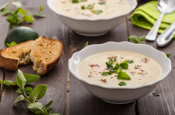 Creamy zucchini soup with chilli and oregano — Stock Photo, Image