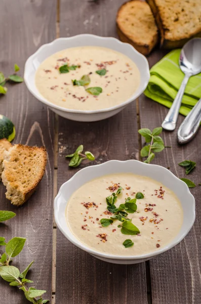 Creamy zucchini soup with chilli and oregano — Stock Photo, Image