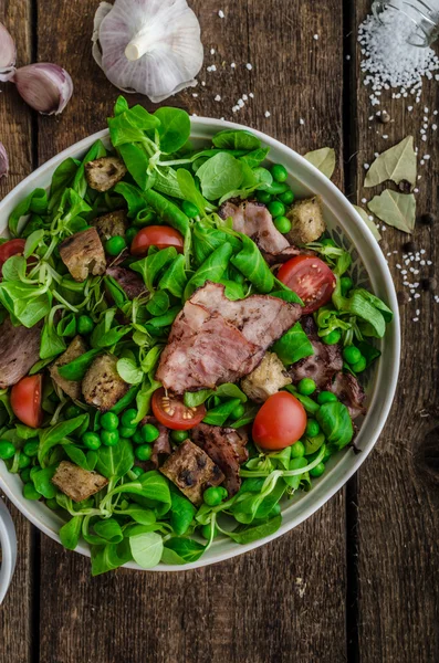 Ensalada fresca con tocino y croutons — Foto de Stock