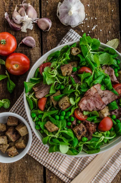 Salada fresca com bacon e croutons — Fotografia de Stock