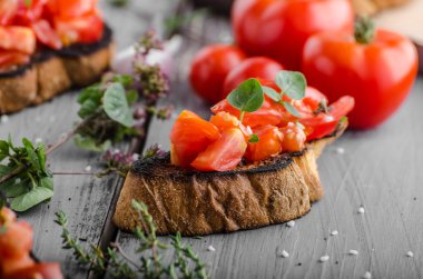 Bruschetta domates, sarımsak ve otlar ile