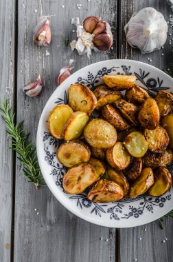 Otlar ve sarımsak ile fırında patates