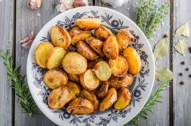 Otlar ve sarımsak ile fırında patates