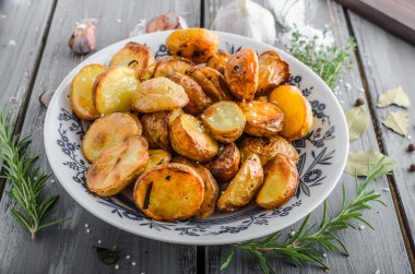 Otlar ve sarımsak ile fırında patates