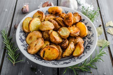 Otlar ve sarımsak ile fırında patates