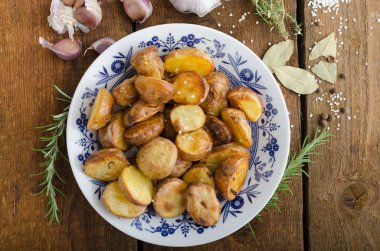 Otlar ve sarımsak ile fırında patates