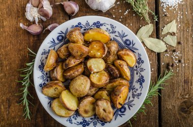 Otlar ve sarımsak ile fırında patates