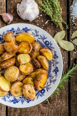 Otlar ve sarımsak ile fırında patates