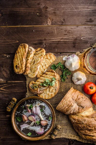 Sarımsak bruschetta