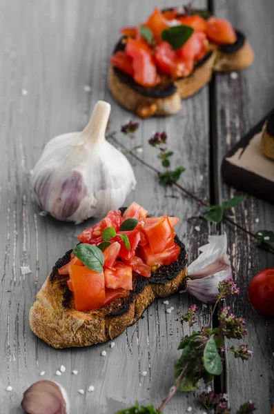 Bruschetta mit Tomaten, Knoblauch und Kräutern — Stockfoto