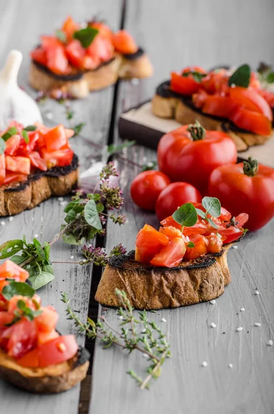 Bruschetta con pomodori, aglio ed erbe aromatiche — Foto Stock