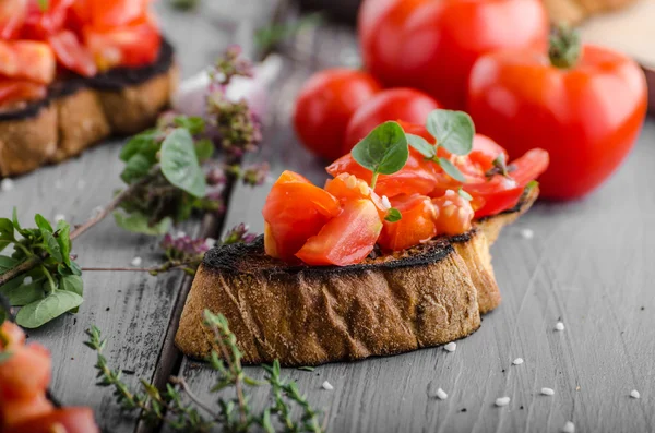 Bruschetta s rajčaty, česnekem a bylinkami — Stock fotografie