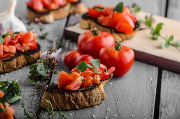 Bruschetta con pomodori, aglio ed erbe aromatiche — Foto Stock