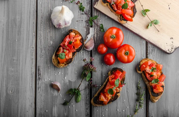 Bruschetta mit Tomaten, Knoblauch und Kräutern — Stockfoto