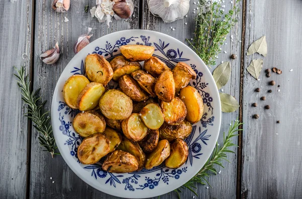 Otlar ve sarımsak ile fırında patates