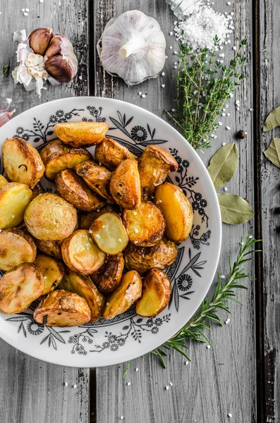 Patatas al horno con hierbas y ajo — Foto de Stock