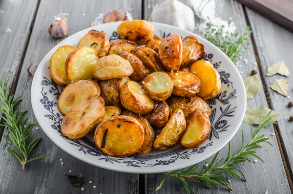Otlar ve sarımsak ile fırında patates — Stok fotoğraf